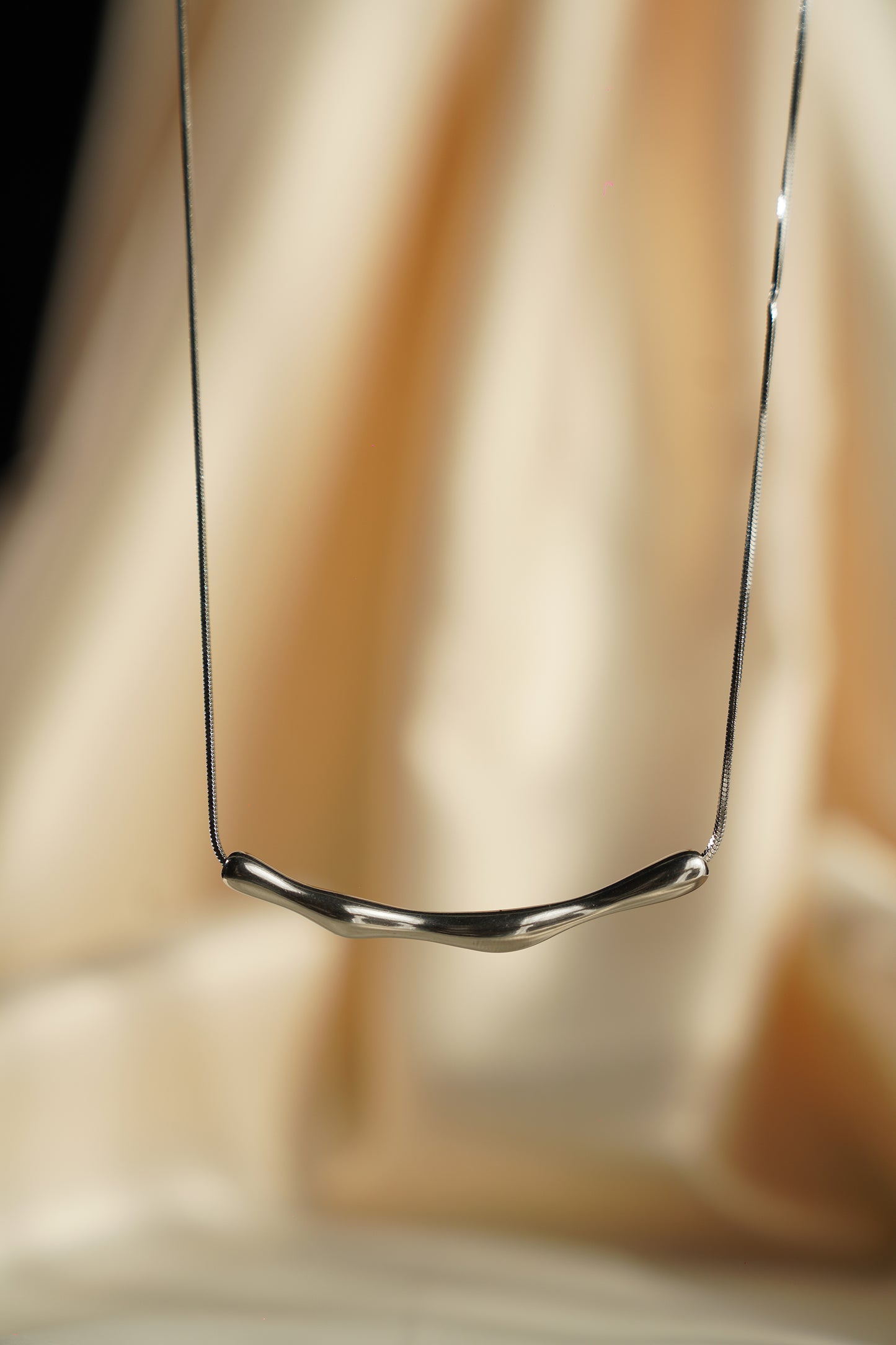 Golden Flow Bar Necklace (Silver)