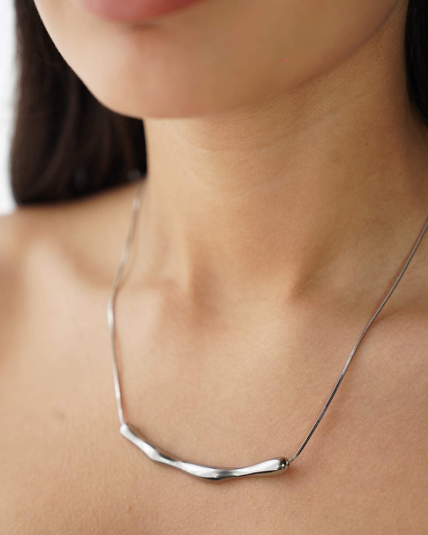 Golden Flow Bar Necklace (Silver)